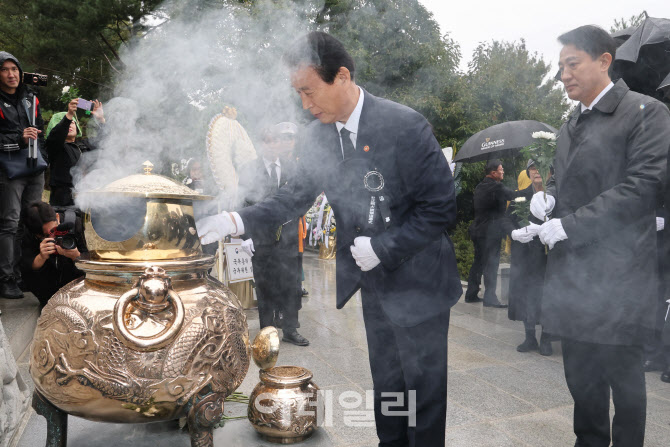 [포토]박정희 전 대통령 46주기 추모식 참석한 권오을 국가보훈부장관