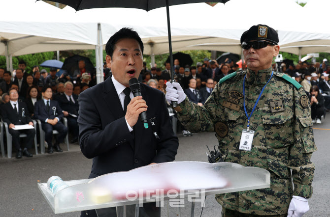 [포토]박정희 전 대통령 46주기 추모사하는 장동혁 국민의힘 대표