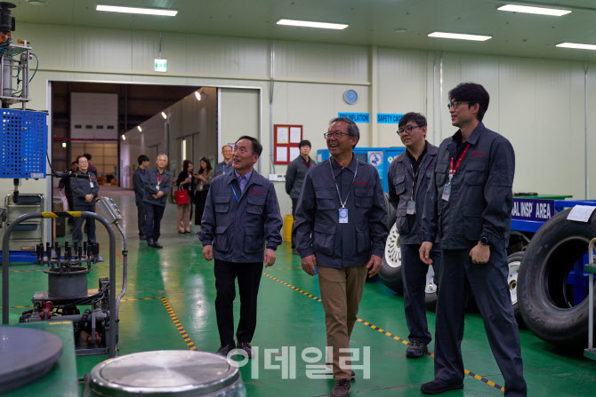 [포토]김포공항 통합정비센터 살펴보는 조중석 이스타항공 대표
