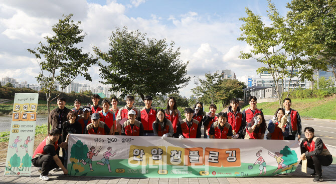 롯데이노베이트, 안양천 일대 플로깅…환경보호 실천