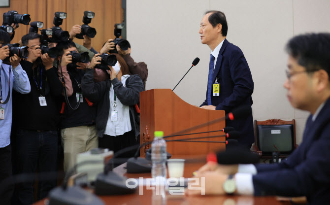 [포토]이완규, '증인선서 거부 이유는?'