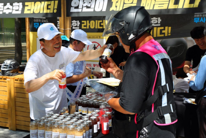 "치킨집 사장님도 고용·산재보험 가입하세요"