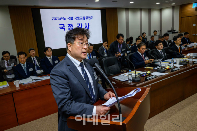 [포토]업무보고하는 황호원 항공안전기술원장
