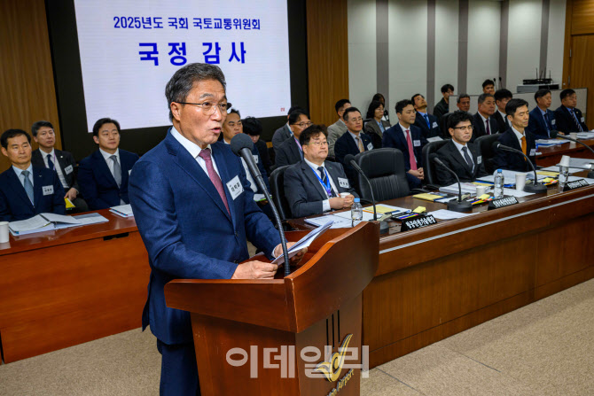 [포토]국정감사에서 업무보고하는 이학재 인천국제공항공사 사장