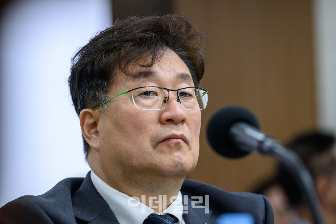 [포토]의원들 질의받는 황호원 항공안전기술원장