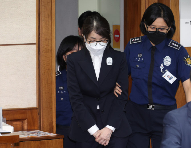 '국가유산 사적 활용' 논란 김건희, 국립고궁박물관 수장고도 방문