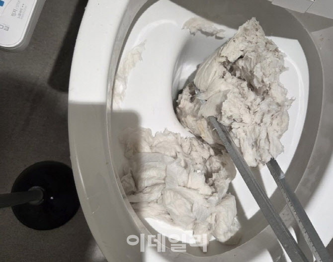 파업 중 꽉 막힌 인천공항 변기..."고의로 판단, 경찰 조사 중"