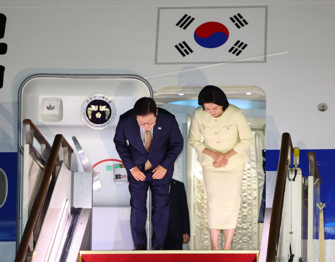 李대통령, 한-아세안 정상회의 마치고 귀국…APEC 준비 만전
