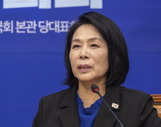 "축의금 돌려준 건 대단한 용기"…與, 최민희 적극 엄호