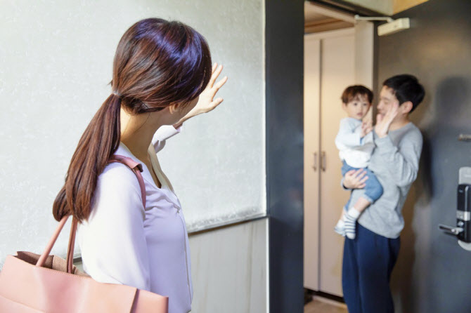 육아휴직자 14만명 돌파…3명중 1명 이상은 '아빠'