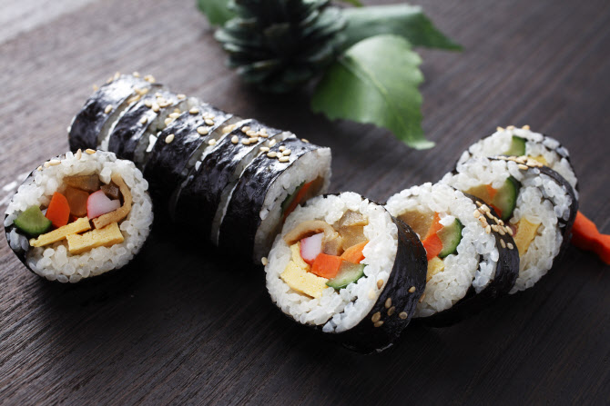 김밥 먹은 190여명 '식중독' 증상…부산 분식점 발칵