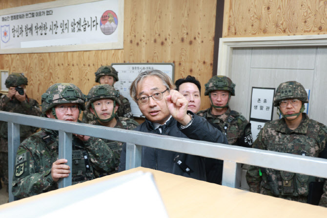 국방부 특별자문위, 軍 사망사고 예방 현장 방문…故김 이병 추모비 참배