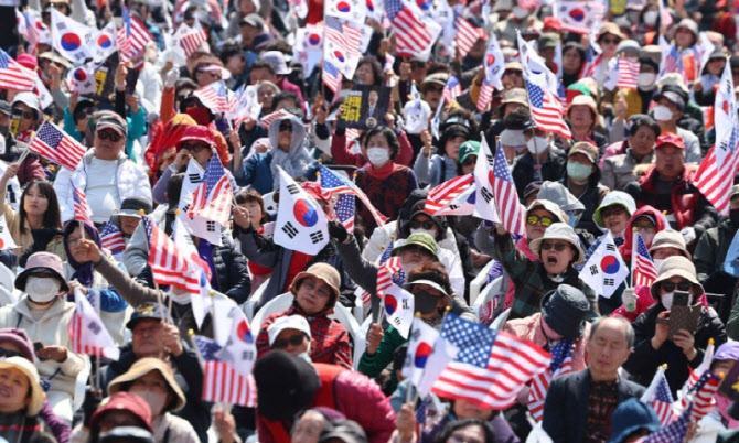 “윤석열 비하, 집회 사진도 올려”…학생이 교사 신고