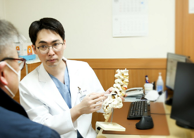 허리 뒤로 젖히니 '찌릿' 통증, 등산 후 심하다면?