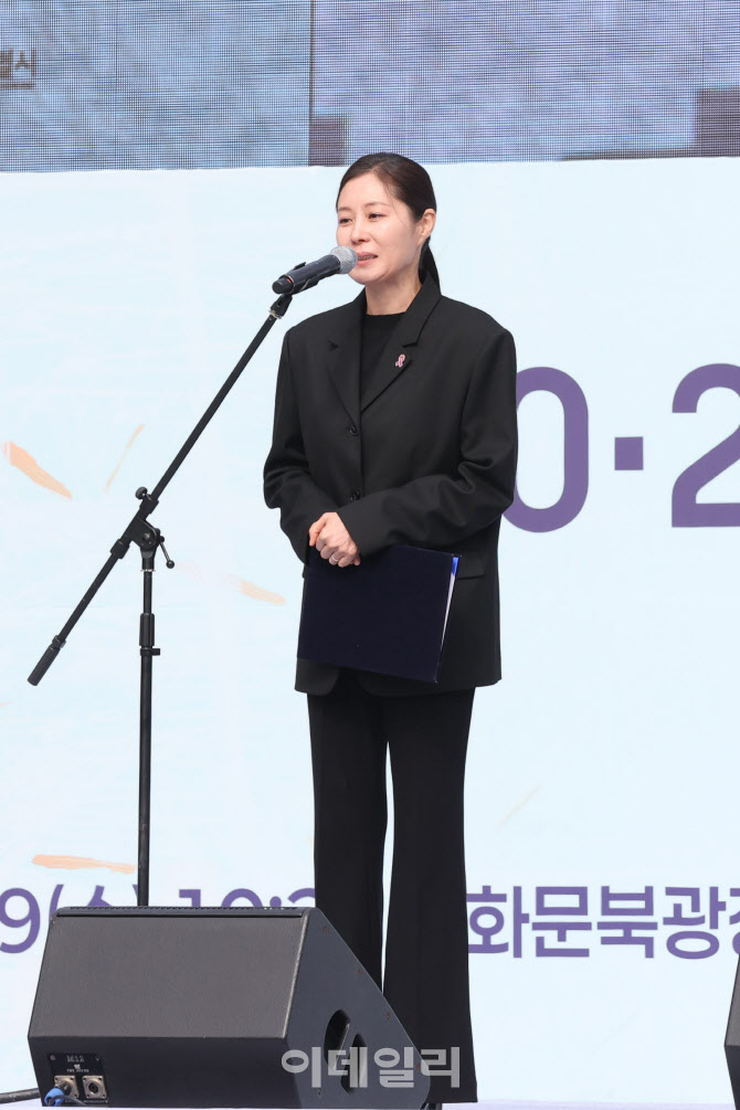 [포토]문소리, 이태원 참사로 희생된 막내 스타일리스트 생각하며…