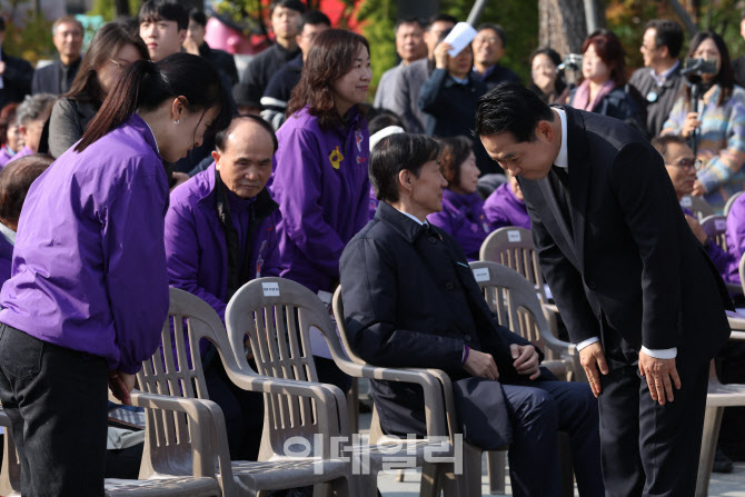 [포토]유가족협의회 위원장에게 인사하는 장동혁 대표