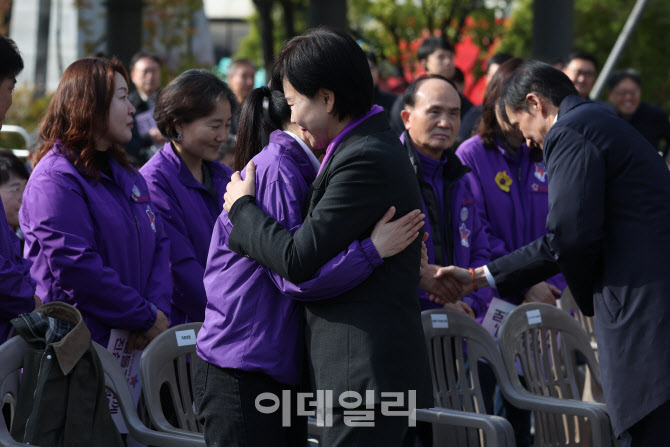 [포토]유가족협의회 위원장 안아주는 전현희 의원
