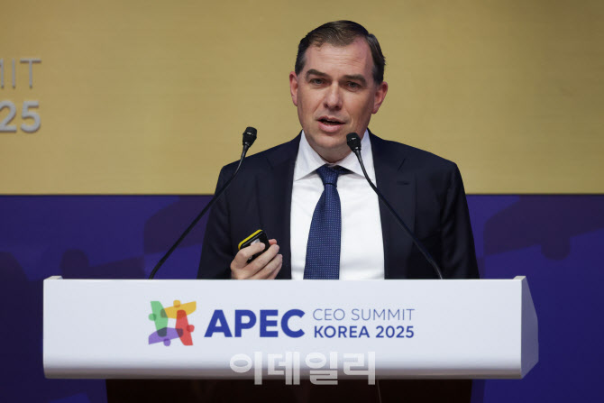 [포토]2025 APEC CEO 서밋, '주제 발표하는 맷 가먼 AWS CEO'