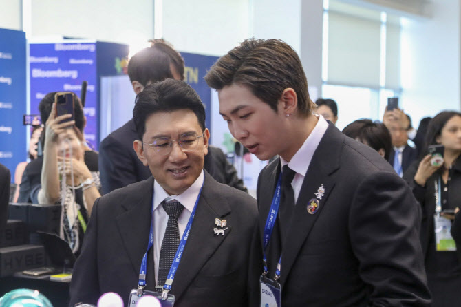 방시혁 하이브 의장·RM, 'APEC CEO 서밋' 하이브 홍보부스 관람