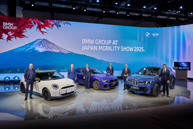 수소차 시동 거는 BMW…‘재팬 모빌리티쇼’서 ‘iX5 하이드로젠’ 공개