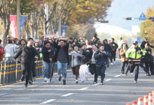 '반 트럼프' 시위대, 경주박물관 인근서 경찰과 대치