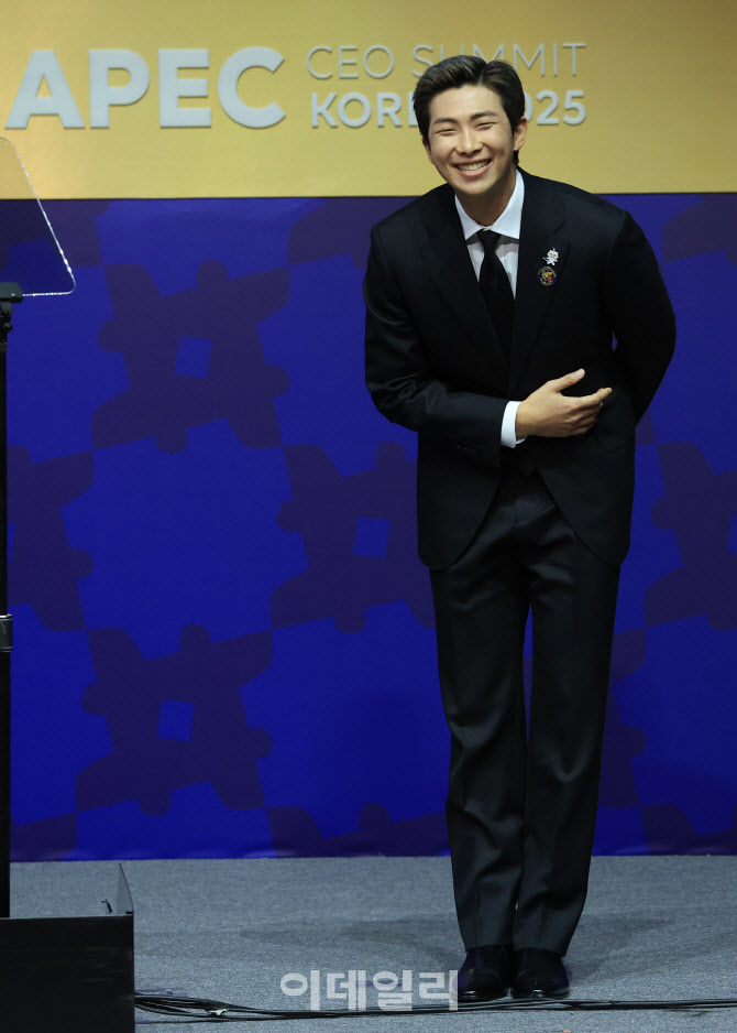[포토]'미소 보이는 BTS RM'
