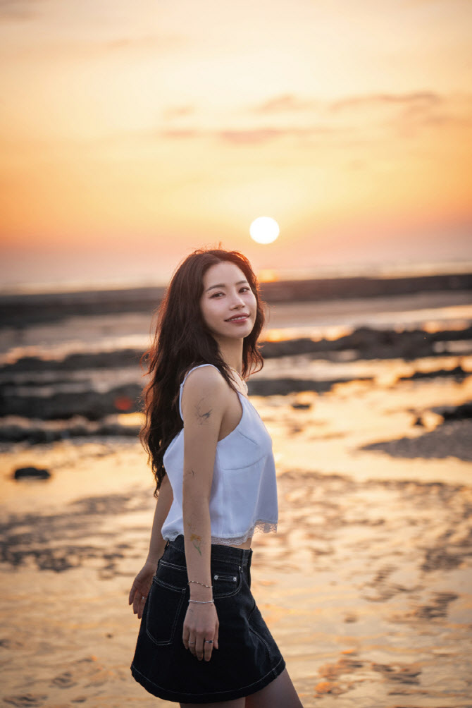 솔라, 한국시리즈 3차전서 애국가 제창