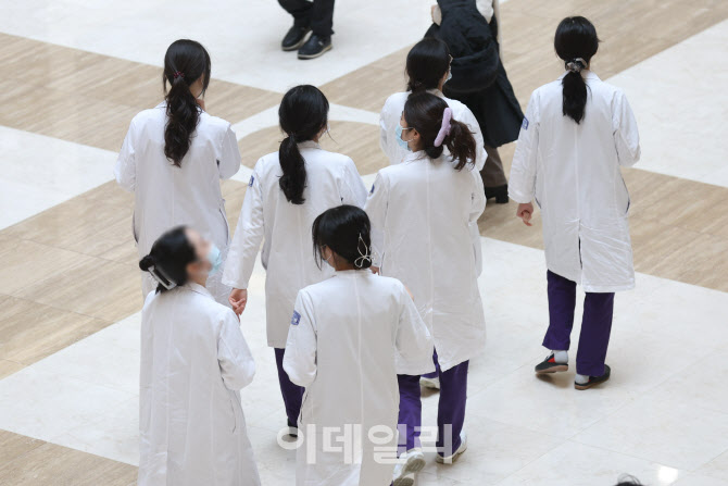 '의료계 블랙리스트' 올린 사직 전공의 2심서 집행유예 감형
