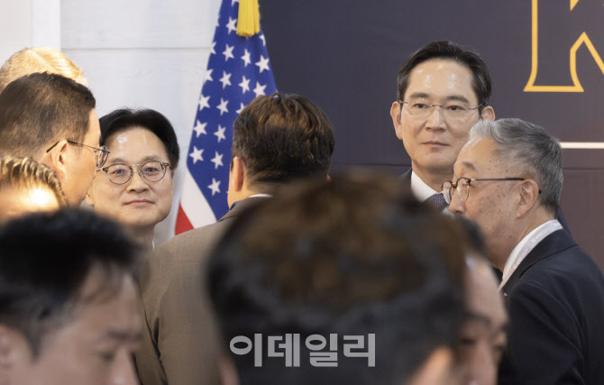 [포토]'한미 비즈니스 라운드 테이블 참석하는 이재용-김정관'