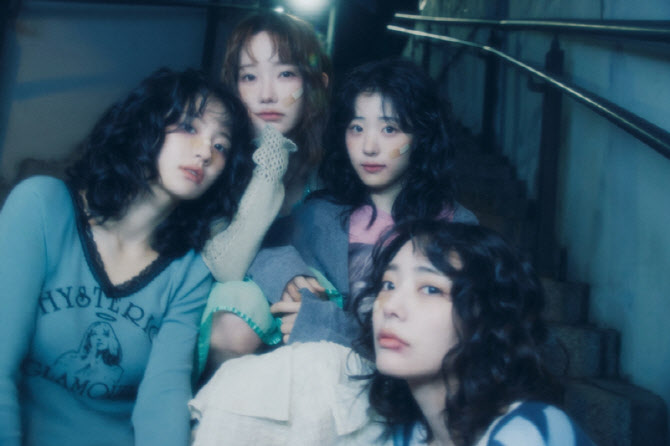 걸밴드 QWER, 프리즘필터와 동행 마무리 "공동 제작 계약 종료"