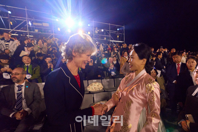 김혜경 여사, APEC 기념 한복 패션쇼 관람…‘갓’ 패션 소개