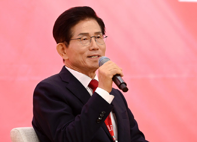 "역에서 명함 돌려"..김문수, 선거법 위반 혐의 조사