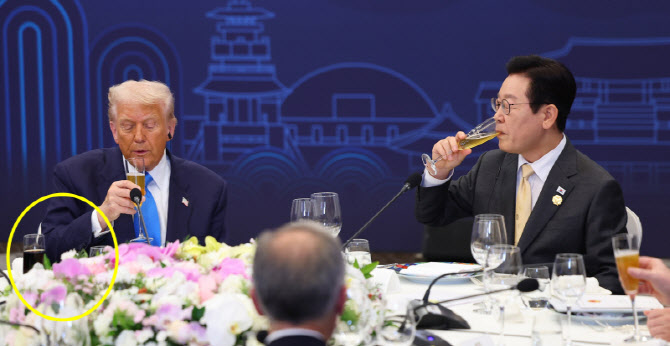 술엔 입도 안 댄 트럼프, 그가 특별히 챙겨온 건...'콜라'