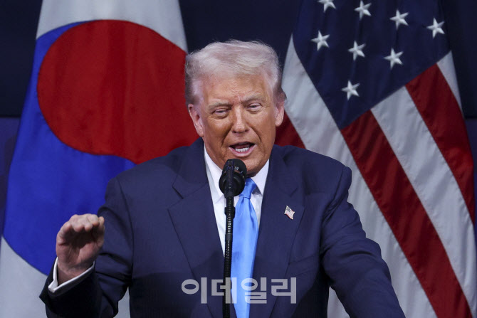 트럼프 “韓핵잠수함 승인, 美 필리 조선소서 건조될것”