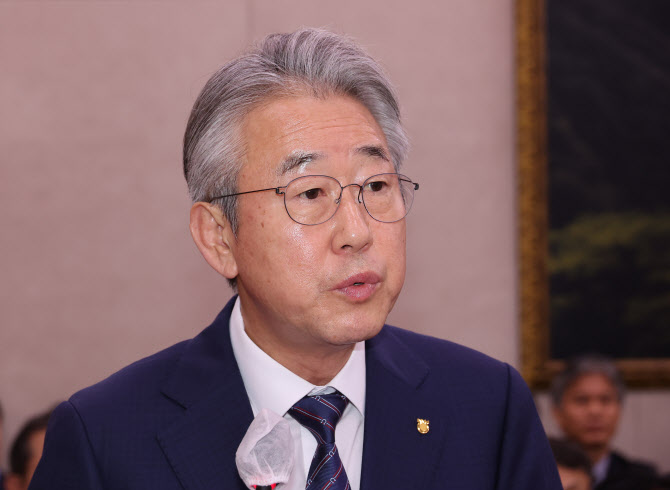 경찰, ‘뇌물 수수’ 강호동 농협중앙회장 출국금지