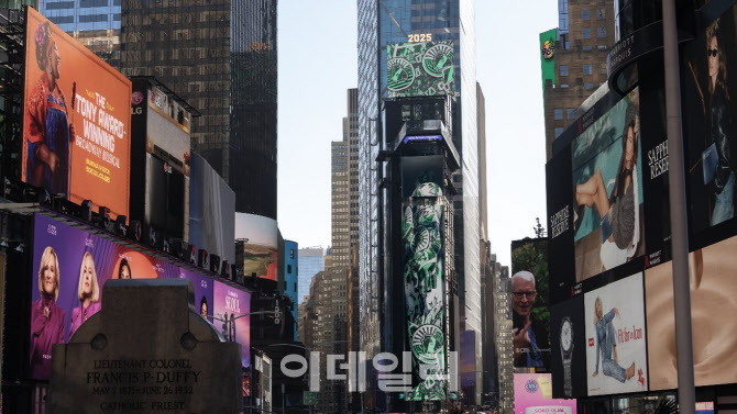 디스트릭트, 런던·뉴욕 물들인 ‘엉터리 해설 퍼포먼스’