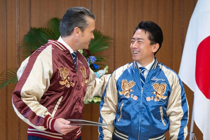 “美국방장관 자켓이?”…日이 선물한 ‘스카잔’ 뭐길래