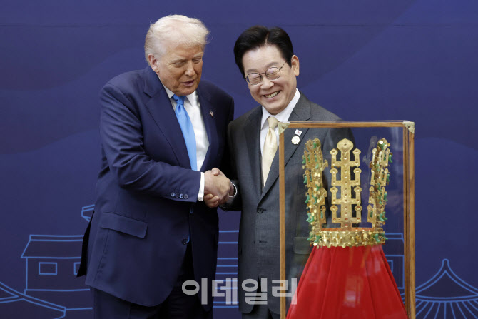 트럼프 “관세협상 잘하는 리더”·李 “대단한 협상가”…한미협상 비공개 분위기는