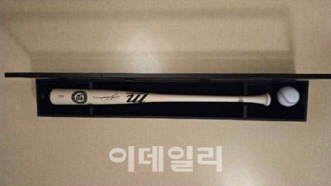 트럼프 대통령, 李대통령에 야구배트와 공 선물