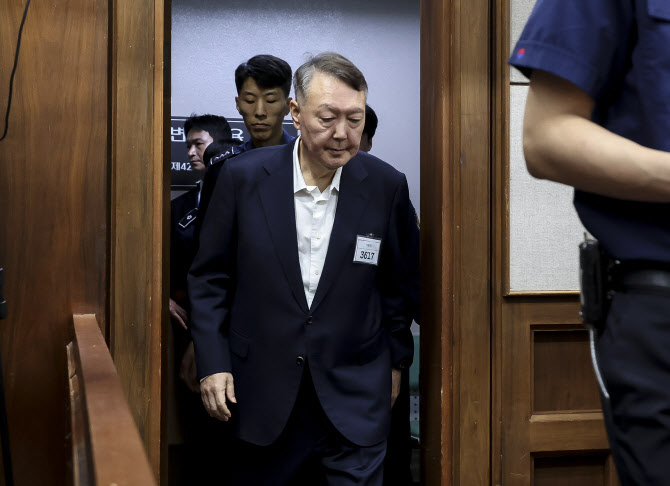 넉달 만에 내란재판 나온 尹…곽종근 "인원 끌어내라 지시"