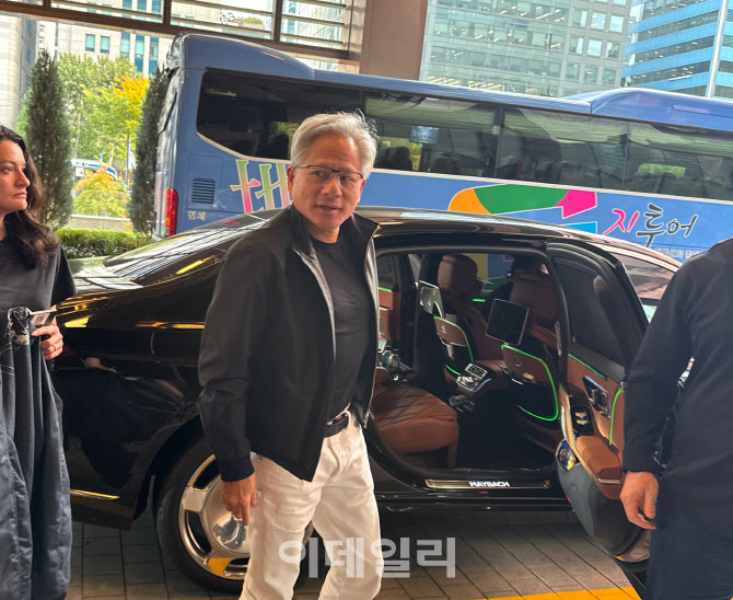 한국 온 젠슨 황, "알러뷰" 외침에 "고맙다"…'팬서비스' 화답