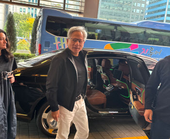 한국 온 젠슨 황, "알러뷰" 외침에 "고맙다"…'팬서비스' 화답