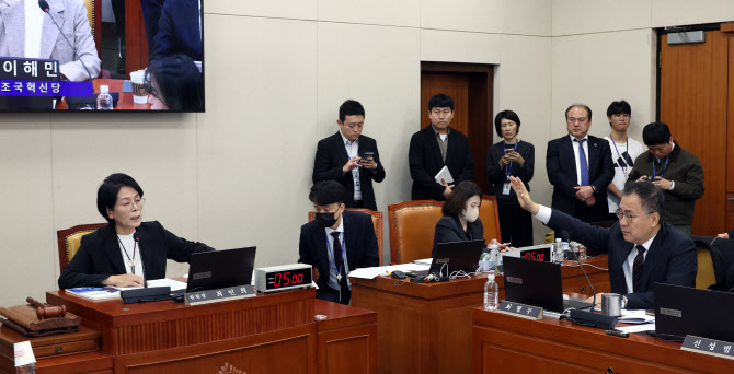 과방위 국감, 마지막까지 최민희 청첩장 두고 공방…이진숙 등판