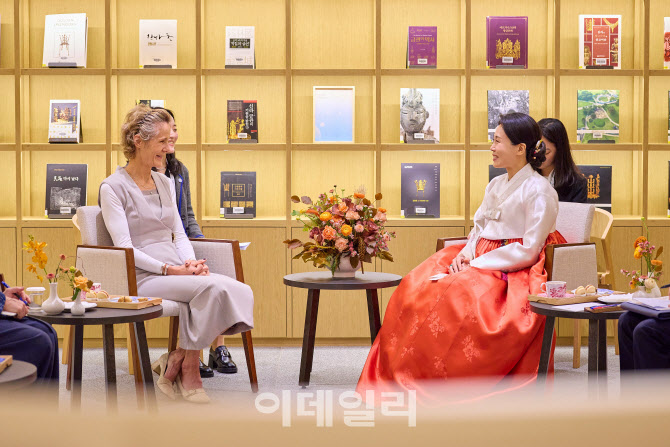 김혜경 여사, 캐나다 총리 부인과 환담…“친구를 만난 것 같아”