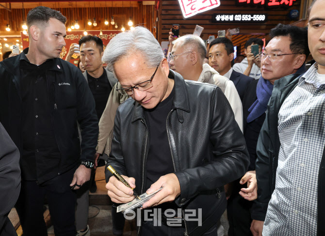 [포토] 시민들에게 사인하는 젠슨 황