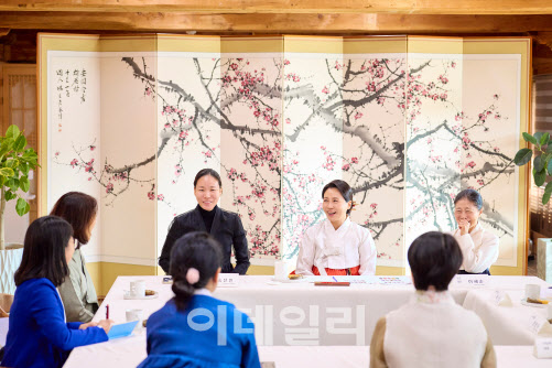 김혜경 여사, 한복디자이너들과 차담회