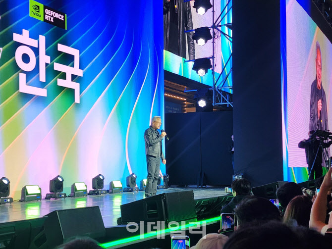韓 게이머 만난 젠슨 황 “한국 피시방 사랑한다”