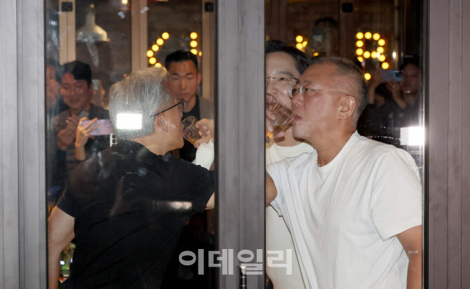 "다 살게요" 깐부 된 3총수, 치맥 회동서 골든벨 울렸다[르포]