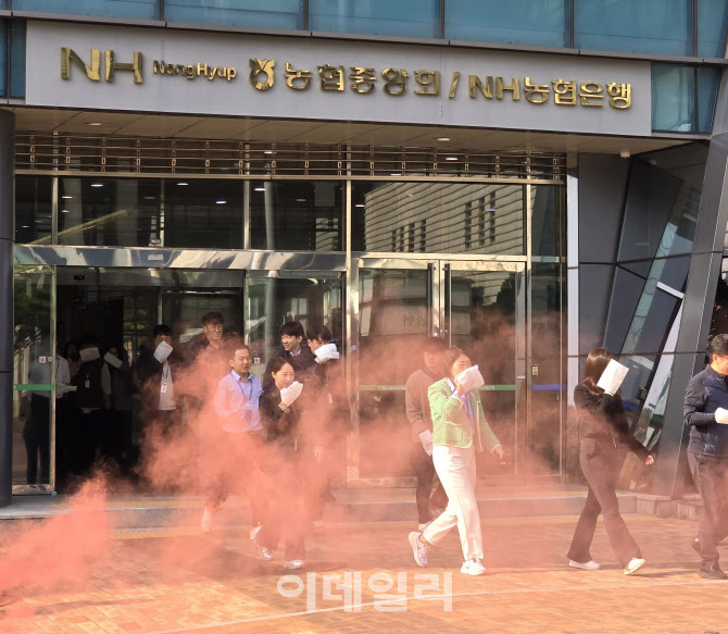 [포토] 농협, 2025 화재대피 기동훈련