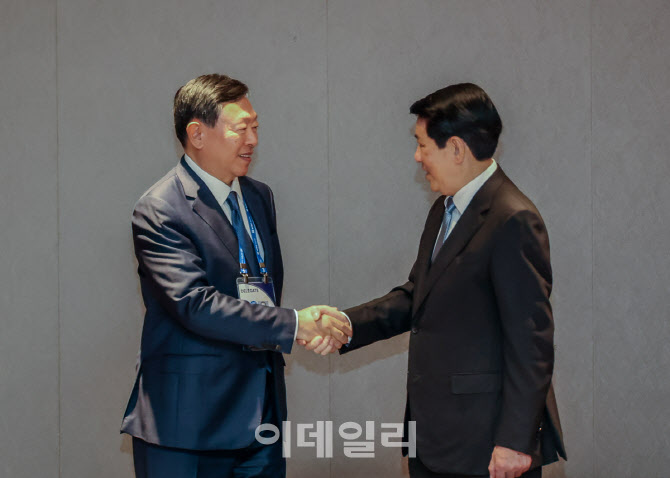 롯데 신동빈, APEC서 각국 정상·글로벌 CEO와 잇단 회동